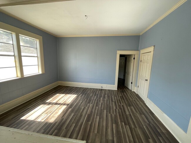 Building Photo - Like New 3 Bedroom in Queensborough