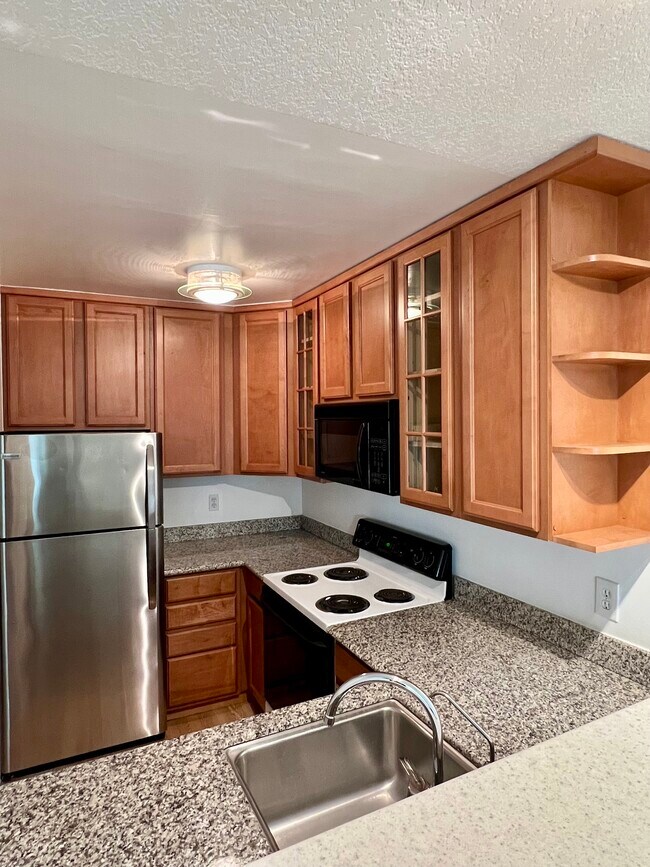 Encimeras de granito, lavavajillas, cocina reformada - 608 Idaho Ave