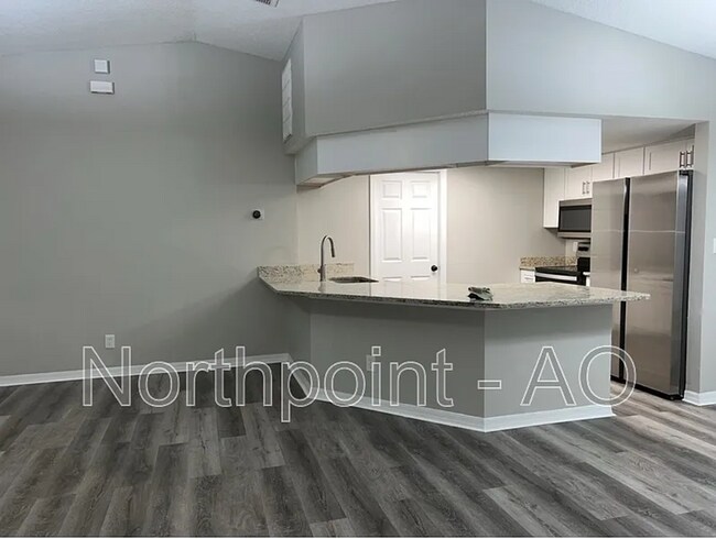 Foto del edificio - Move-In Ready 3 Bed Home with Garage & Fenced Yard in Tampa, FL