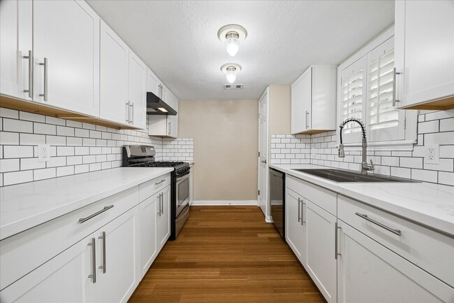 Building Photo - 15710 Thunderbay Dr