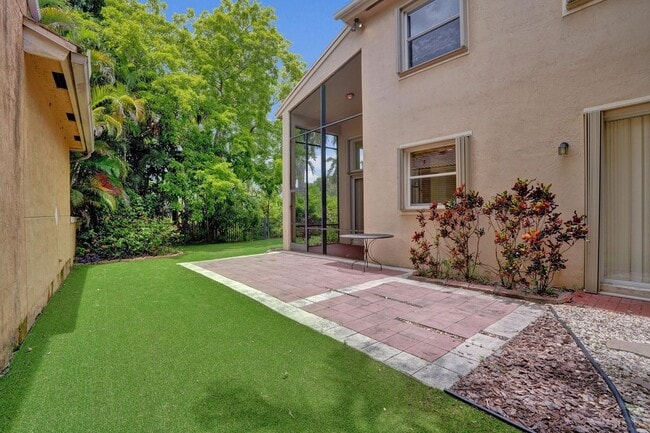 Foto del edificio - 5897 NW 120th Terrace