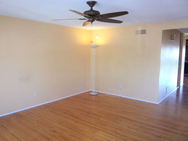 Building Photo - 4bedrm 2 1/2 bath house with yard & garage...