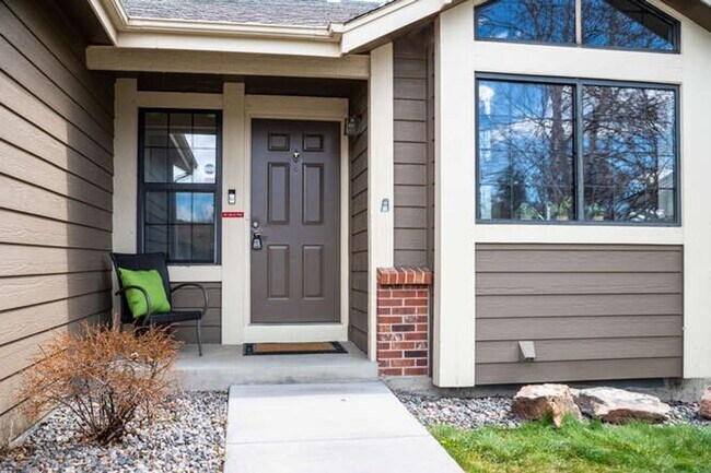 Building Photo - Online for roommate application ONLY