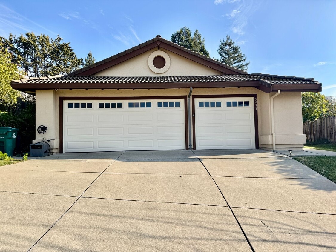 Spacious 4 Bed/2Ba Home in Richmond with Large Backyard! - Spacious 4 Bed/2Ba Home in Richmond with Large Backyard!