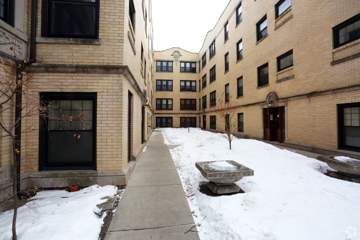 Building Photo - 5619-5625 N Wayne Ave