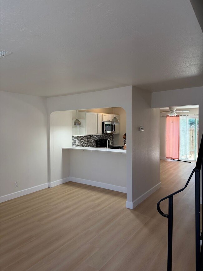 Foto del edificio - 490 Edgewood Dr