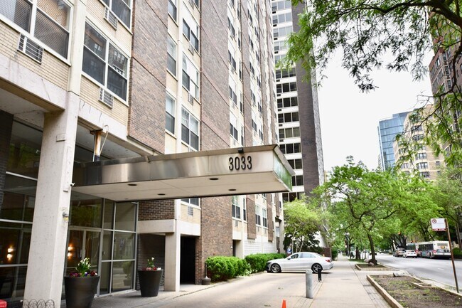 Building Photo - 3033 N Sheridan Rd