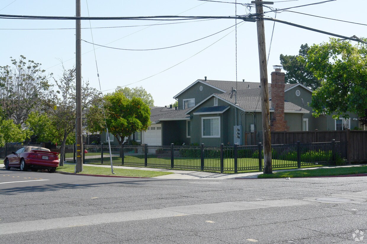 Building Photo - 902 4th Ave