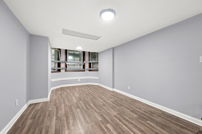 Building Photo - 6837 S Clyde Ave