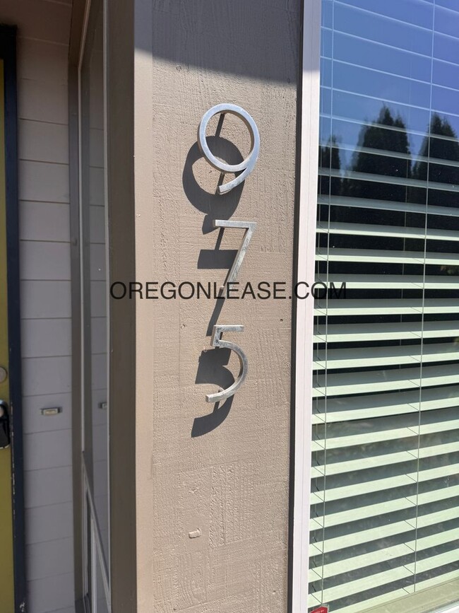 Building Photo - 3 bedroom 2.5 bath townhouse in Cal Young ...