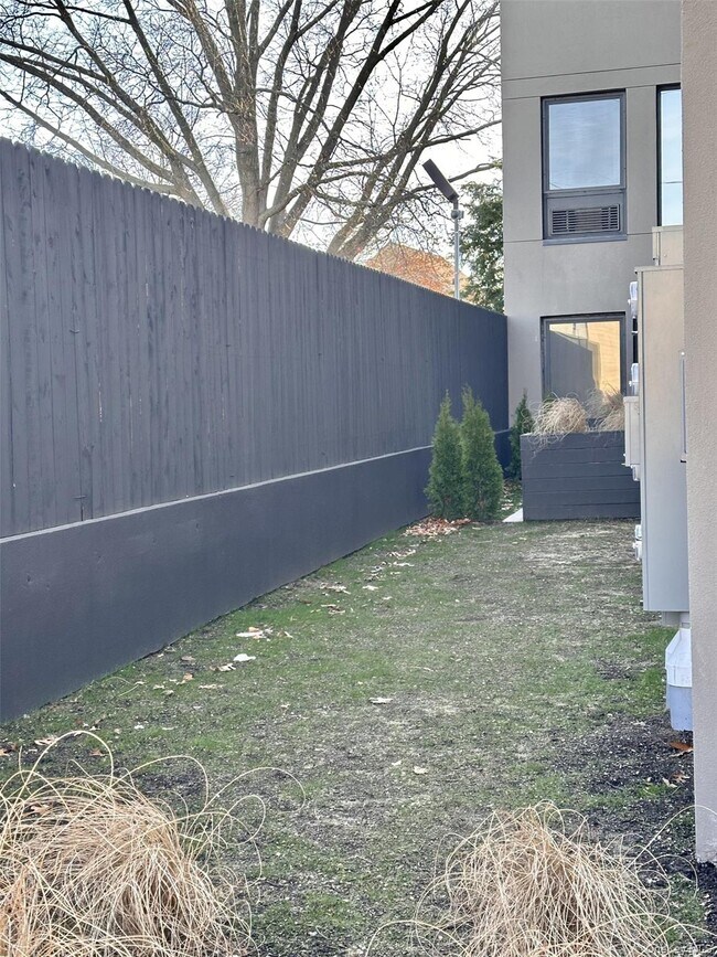 Foto del edificio - 362 W Merrick Rd