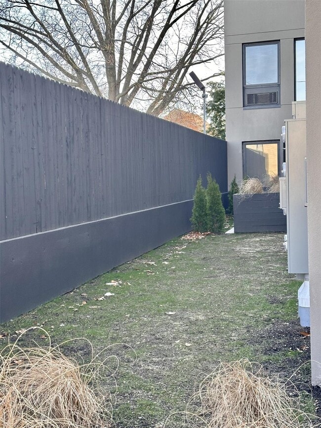 Building Photo - 362 W Merrick Rd