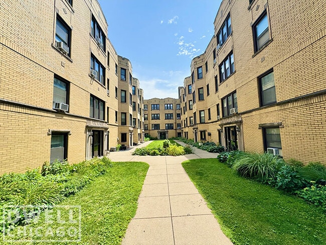 Building Photo - 3820 N Greenview Ave