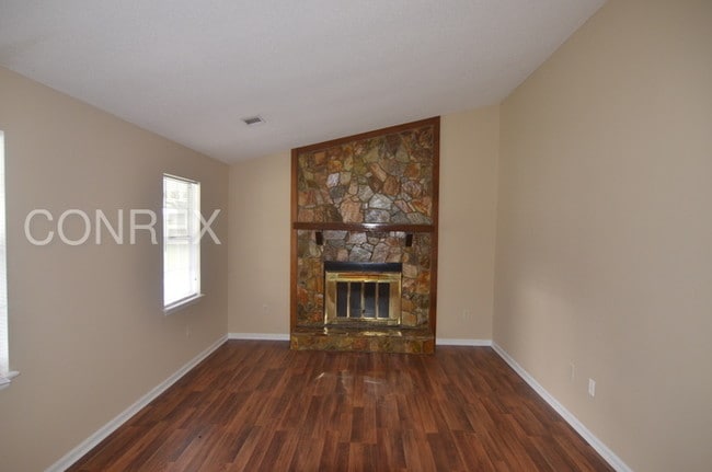 Foto del edificio - Two Story with Garage