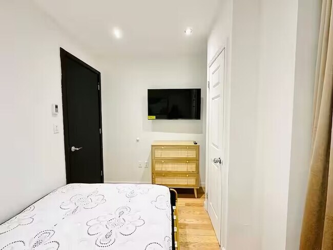 Foto del edificio - Furnished room/NOT APARTMENT