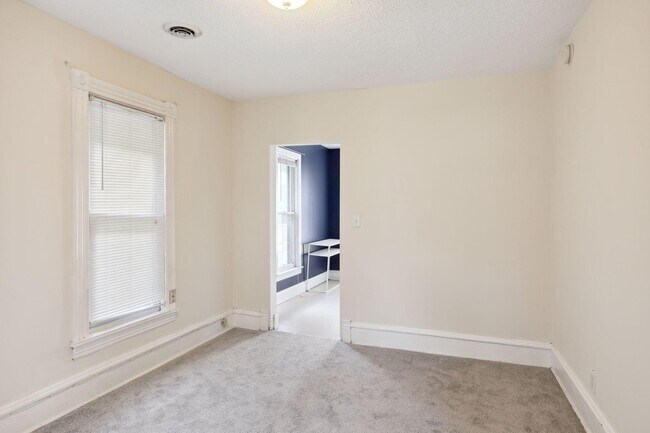Foto del edificio - 340 16th Avenue Northeast, Unit 2 (Upper L...