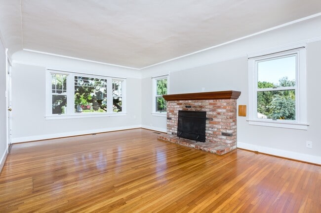 Building Photo - Beautiful Home in Kensington!