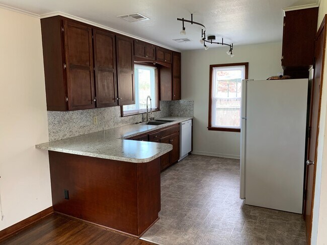 Foto del edificio - Adorable 3 Bd 1 ba w/ garage