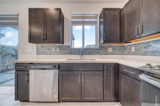 Building Photo - 1090 SE 23rd Ave