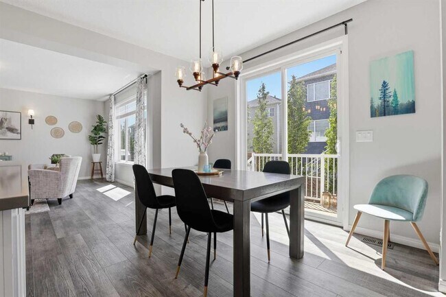 Photo du bâtiment - Spacious 3,000+ Sq. Ft. Yorkville Home | Up to 4 Bedrooms | Double Garage (IP60)