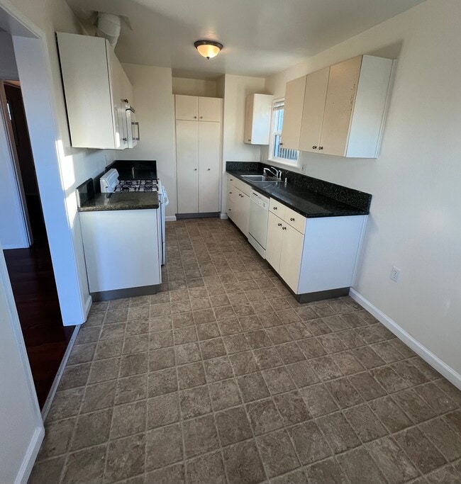 Building Photo - 940 N Cedar St