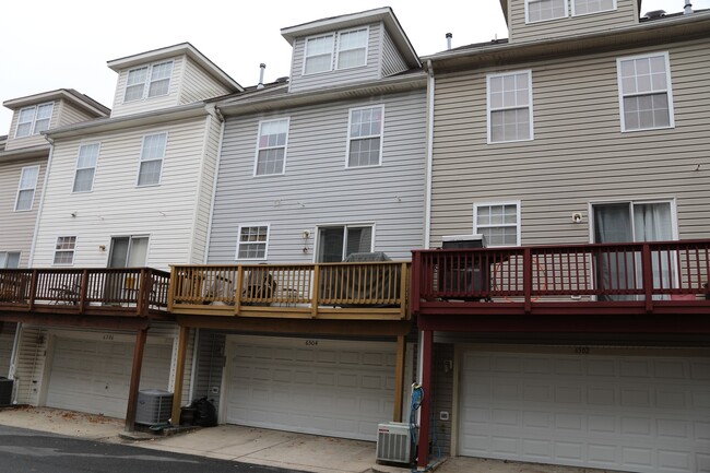 Foto del edificio - Available -Spacious 2 Car Garaged Townhome...