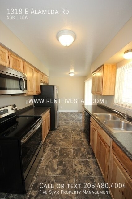 Building Photo - Home Available in Central Pocatello! This ...