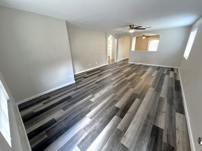 Building Photo - 420 S Sabrina