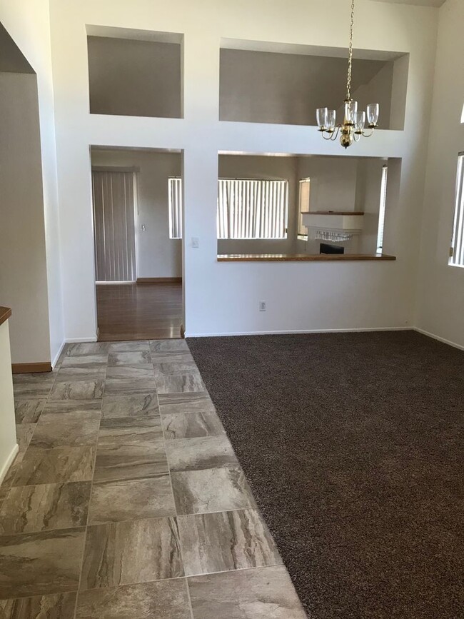 Foto del edificio - 3 BEDROOM, 2 BATH VICTORVILLE HOME. COMMUT...