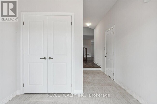Building Photo - 120 Starfire Cres