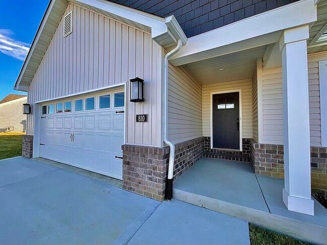 Building Photo - 810 Applewood Creek Dr
