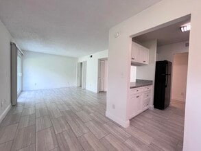 Dining room + Kitchen access - Sailpoint Bay Apartments