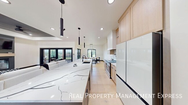 Foto del edificio - 313 N Red Spruce Ave