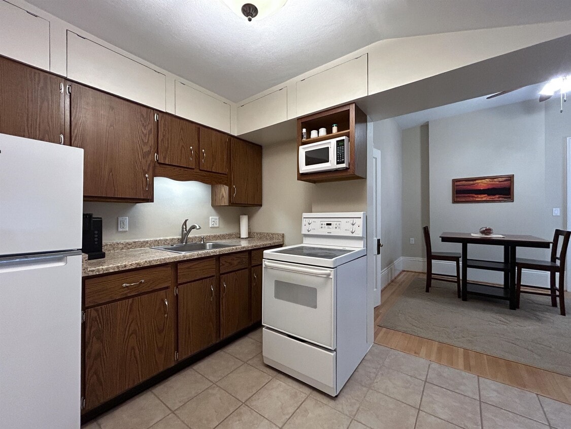 229 N Ludington St Unit 1, Columbus, WI 53925 Room for Rent in