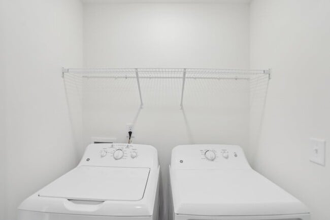 Building Photo - Fantastic 3bd/2.5ba home! Coming soon!