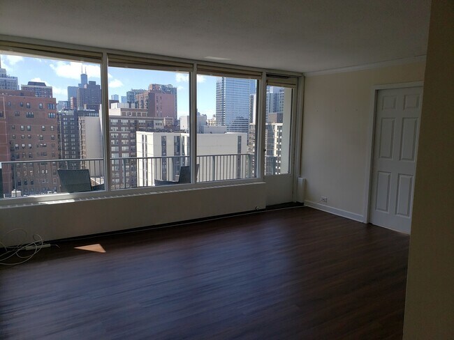 Foto del edificio - 1400 N State Pkwy