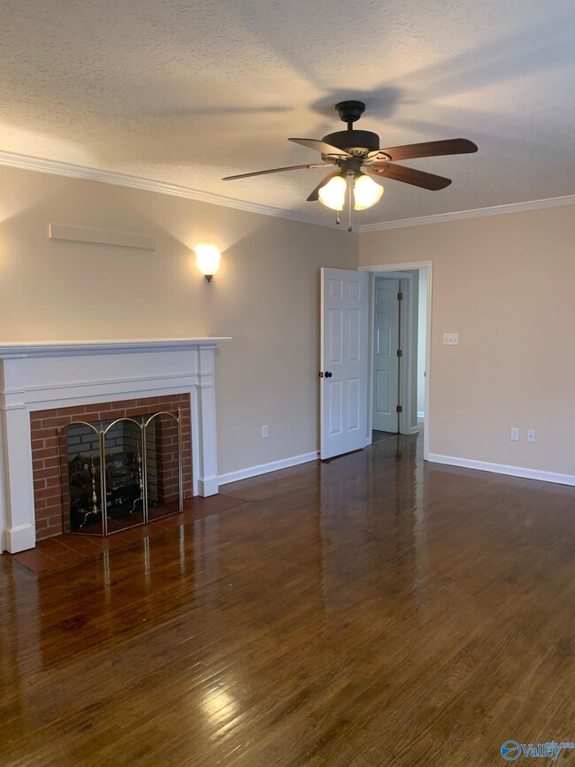 Building Photo - 2465 Hine St S