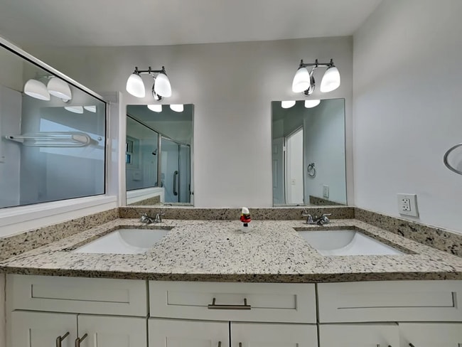 Building Photo - 223 W Riverbend Dr