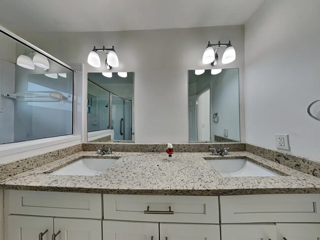 Foto del edificio - 223 W Riverbend Dr