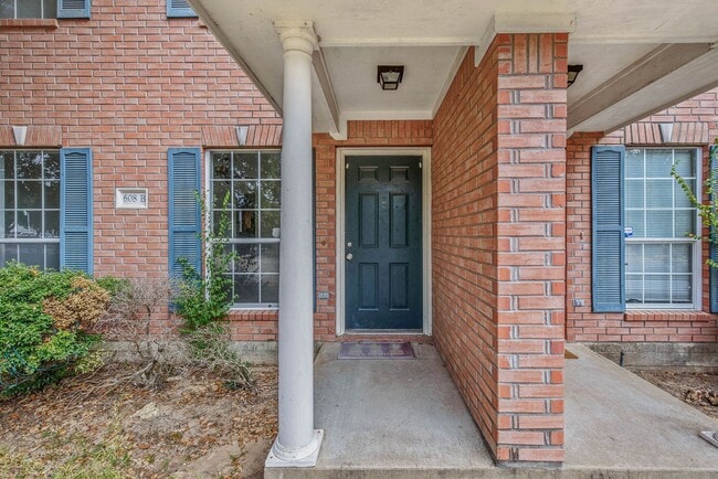 Building Photo - Available August 2026!  3 Bedroom 3 Bathroom Duplex with Yard Close to Campus/Bus Route!