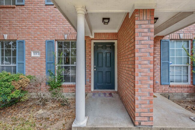 Foto del edificio - Available August 2026!  3 Bedroom 3 Bathroom Duplex with Yard Close to Campus/Bus Route!