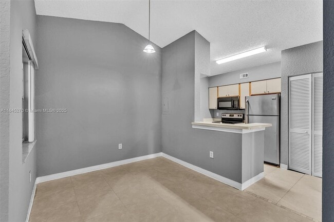 Foto del edificio - 2850 N Oakland Forest Dr