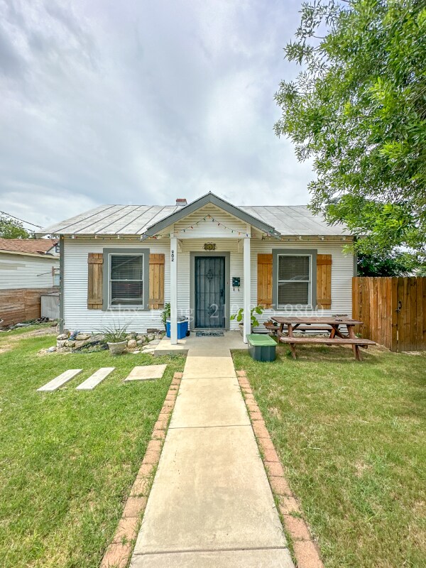 Primary Photo - 902 Dakota St