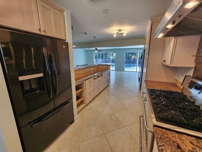 Building Photo - Beautiful 3+ Bed 3 Bath Beachside Pool Home