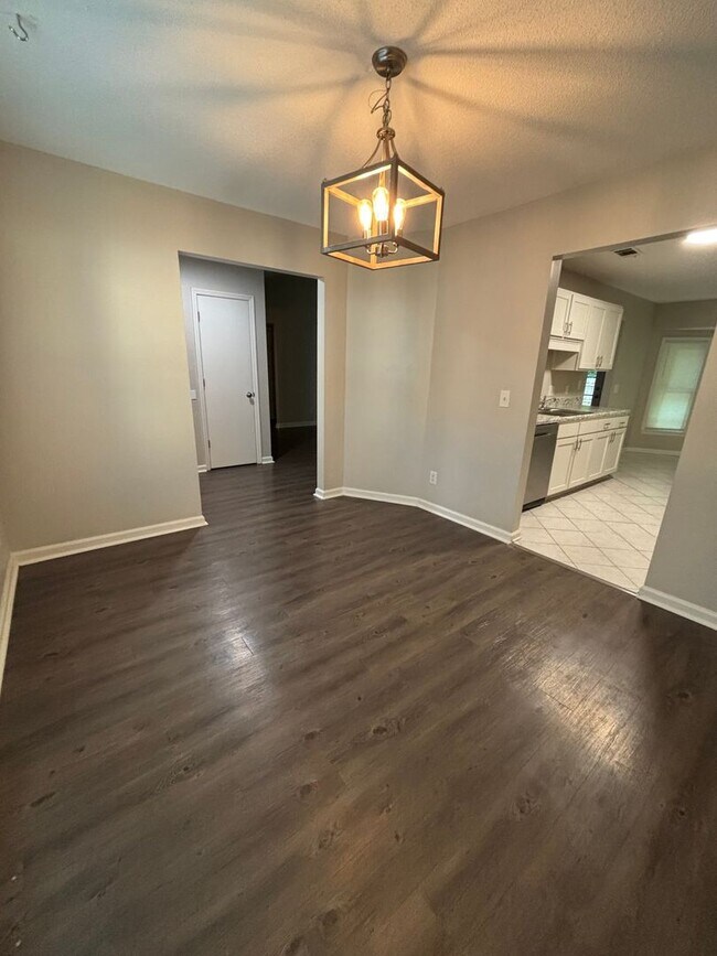 Foto del edificio - Don’t Miss Out on This Charming 3 Bed, 2 B...