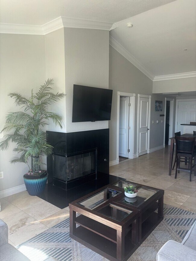 Foto del edificio - Meridian 1 Bed | 1 Bath Top-Floor Unit with Great City Views.Newly Upgraded with Laminate Floorin...