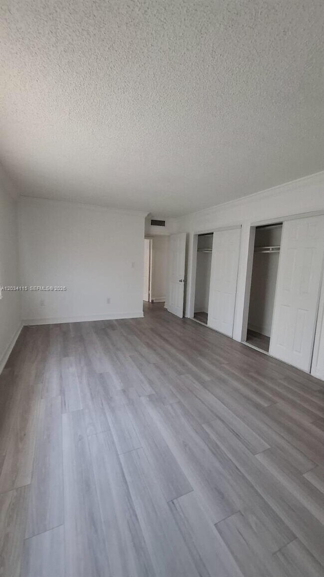 Foto del edificio - 6940 Miami Gardens Dr