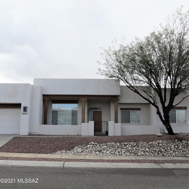 Building Photo - 6690 N Shadow Run Dr