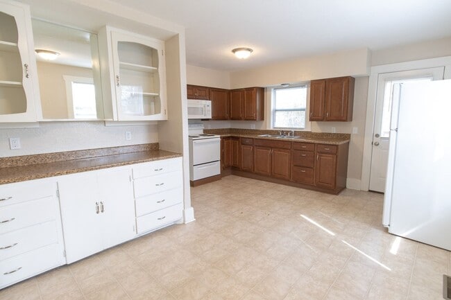 Building Photo - 2 Bedroom Home Central Columbia