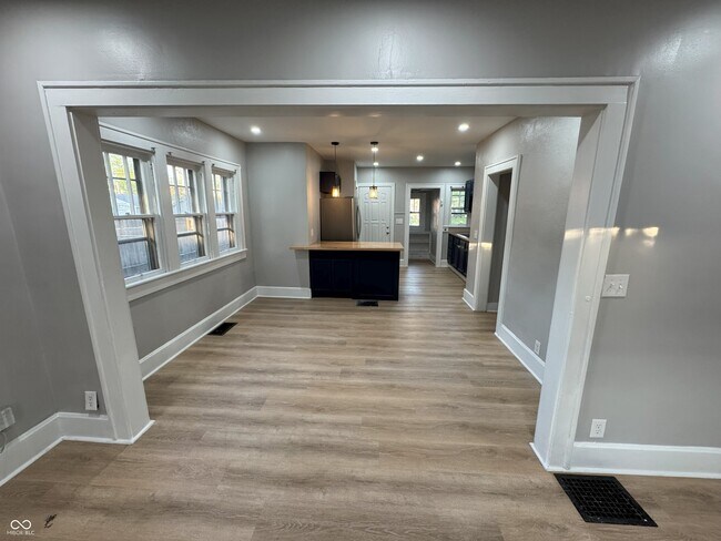 Foto del edificio - 4561 Winthrop Ave